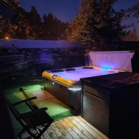 Huoneisto Relax & Recharge - A Unique With A Touch Of Luxury - Hot Tub And Sauna Inspired Decor #not A Real Sauna# Easy Access - Direct Train 15 Min To