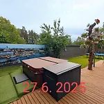 Relax & Recharge - A Unique With A Touch Of Luxury - Hot Tub And Sauna Inspired Decor #not A Real Sauna# Easy Access - Direct Train 15 Min To Appartement