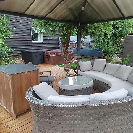 Relax & Recharge - A Unique With A Touch Of Luxury - Hot Tub And Sauna Inspired Decor #not A Real Sauna# Easy Access - Direct Train 15 Min To * Helsinky