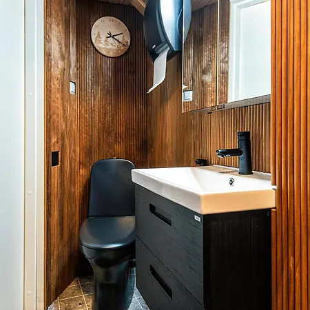 Relax & Recharge - A Unique With A Touch Of Luxury - Hot Tub And Sauna Inspired Decor #not A Real Sauna# Easy Access - Direct Train 15 Min To Helsinki