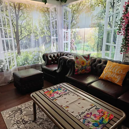 Relax & Recharge - A Unique With A Touch Of Luxury - Hot Tub And Sauna Inspired Decor #not A Real Sauna# Easy Access - Direct Train 15 Min To 公寓 *