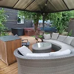 Relax & Recharge - A Unique With A Touch Of Luxury - Hot Tub And Sauna Inspired Decor #not A Real Sauna# Easy Access - Direct Train 15 Min To * 헬싱키