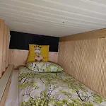 Relax & Recharge - A Unique With A Touch Of Luxury - Hot Tub And Sauna Inspired Decor #not A Real Sauna# Easy Access - Direct Train 15 Min To 아파트 *