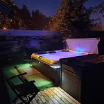 아파트 Relax & Recharge - A Unique With A Touch Of Luxury - Hot Tub And Sauna Inspired Decor #not A Real Sauna# Easy Access - Direct Train 15 Min To