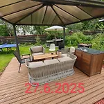 Relax & Recharge - A Unique With A Touch Of Luxury - Hot Tub And Sauna Inspired Decor #not A Real Sauna# Easy Access - Direct Train 15 Min To 아파트